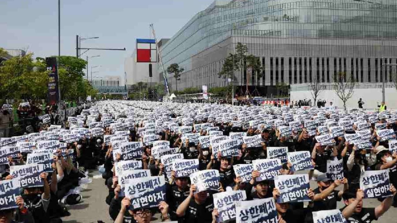 Image for article: 40,000 Samsung workers protest pay, threaten strike as AI demand boosts profits