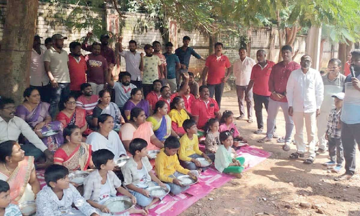 <b>Workers</b> stage <b>protest</b> demanding pending salaries - The Hans India