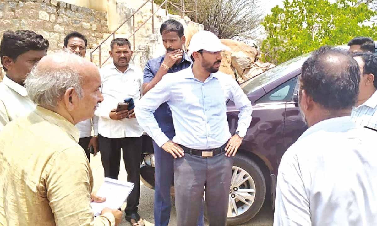 Image for article: Collector intervenes: Sriramareddy water scheme workers resume duties