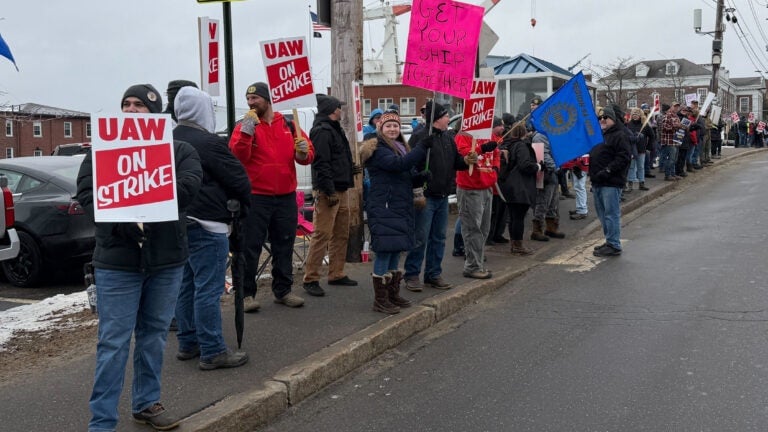 Image for article: Hundreds go on strike at major Navy shipbuilder in Maine over wages and benefits