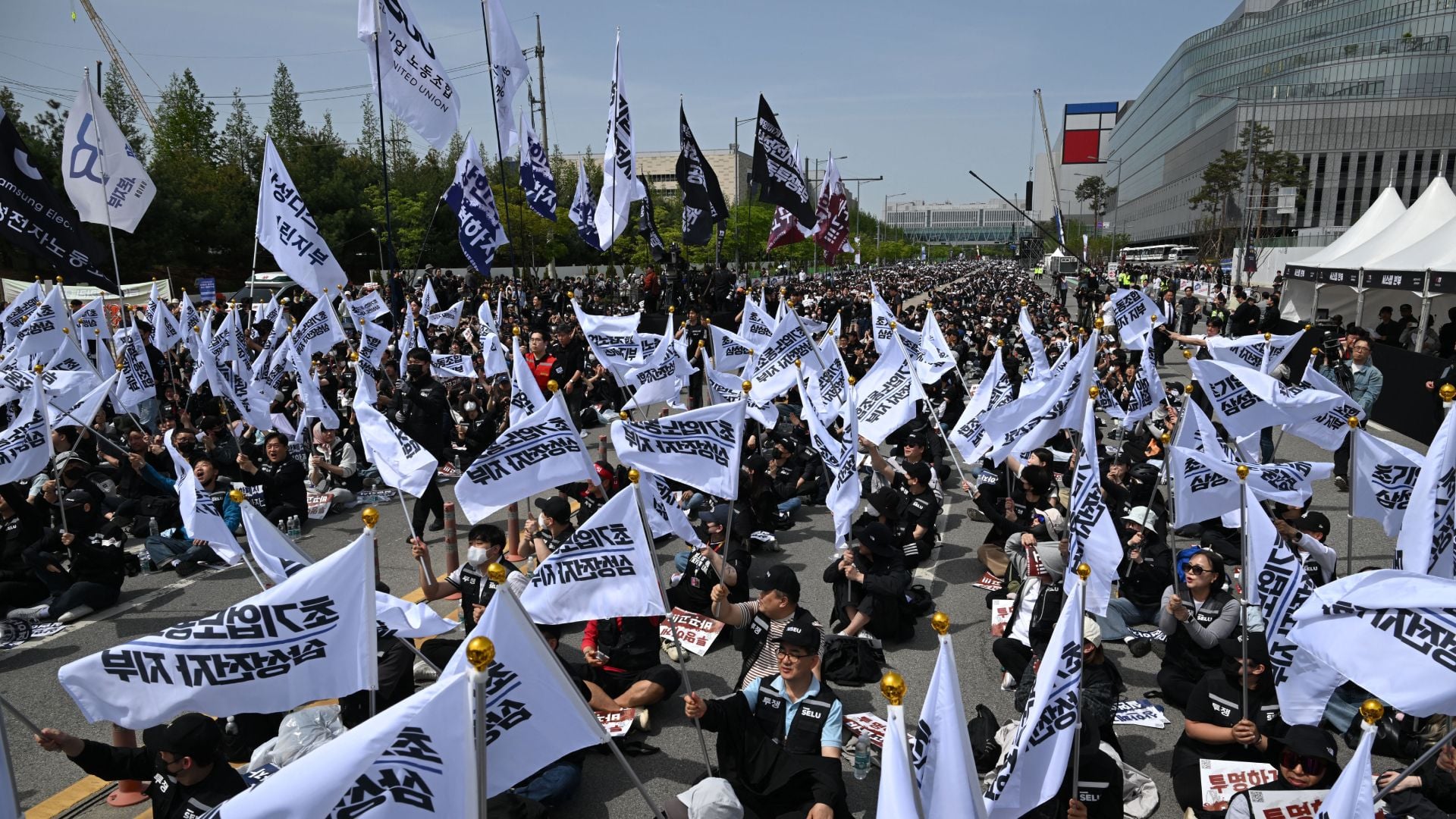 Image for article: Samsung's critical union negotiations break down eight days before planned 18-day chip factory strike that's projected to cost $700 million per day &mdash; Korean PM calls emergency meeting as strike looms