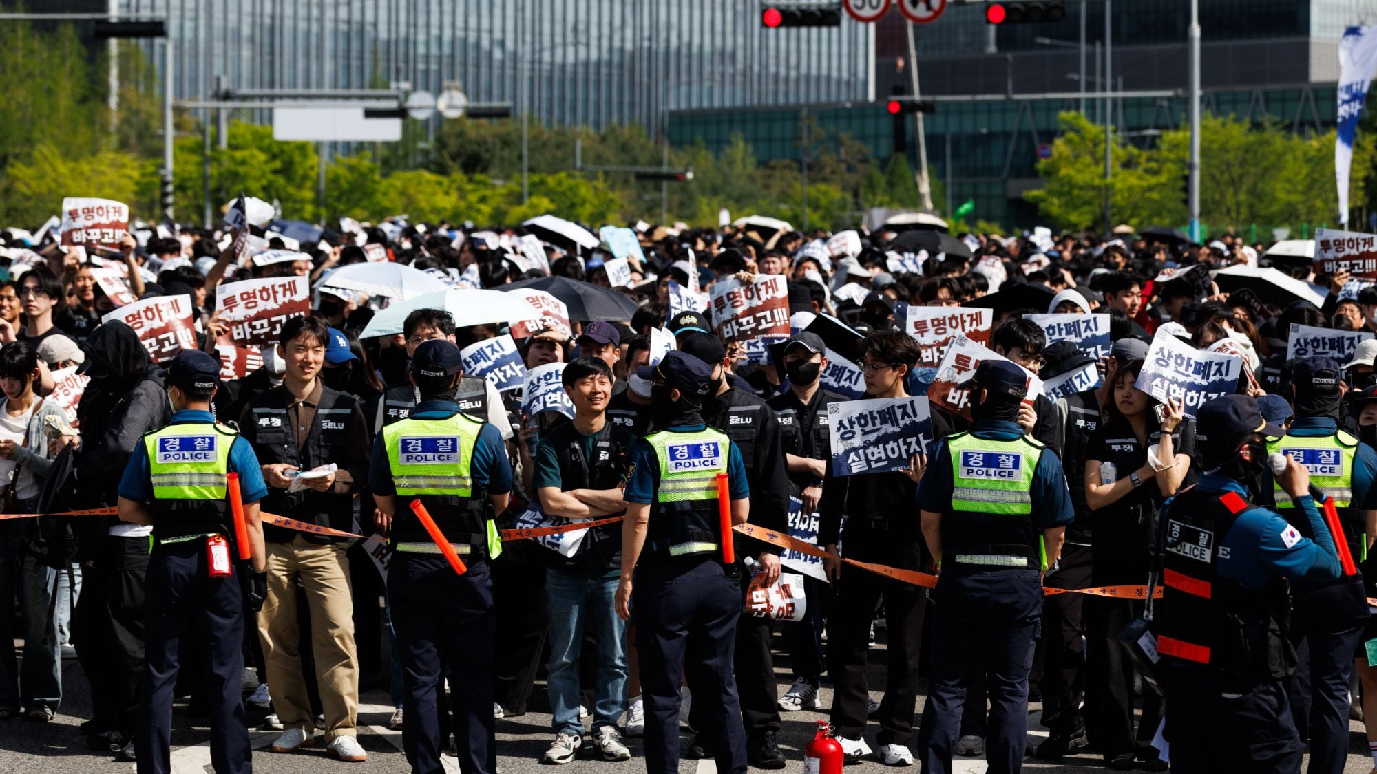 Image for article: Samsung granted court injunction against imminent <b>strike</b> action in last-minute reprieve