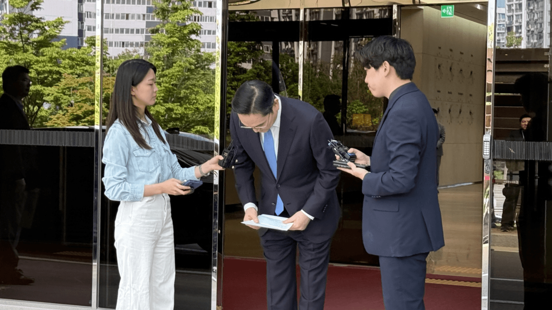 Image for article: Samsung meeting transcripts show memory <b>workers</b> offered incredible 607% bonus worth ...