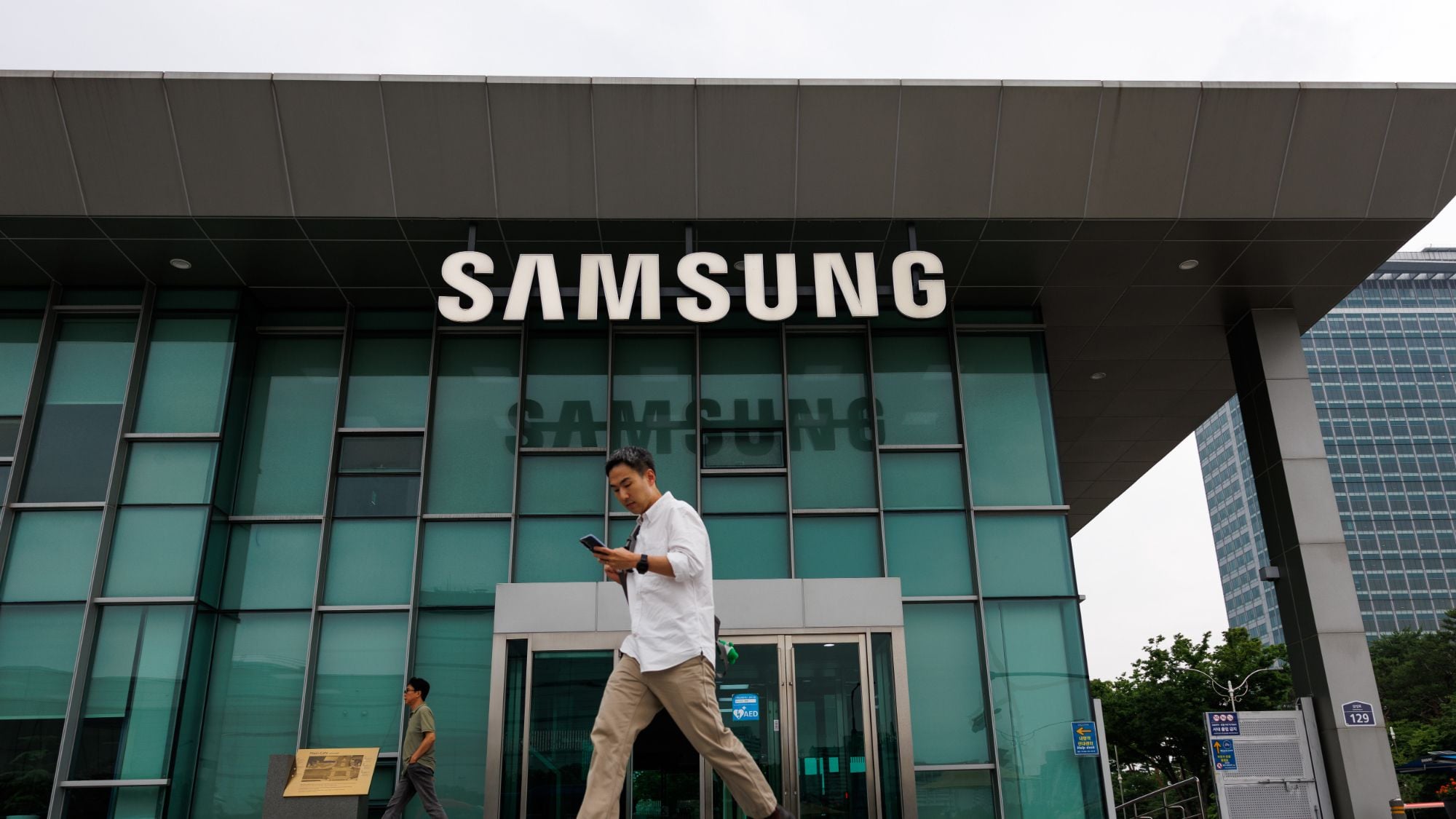 Image for article: Union rally causes Samsung fab production to plummet by 58% during night shift as workers demand up to $400,000 bonuses &mdash; updated figures show over 40,000 people attended rally for better pay and bonuses