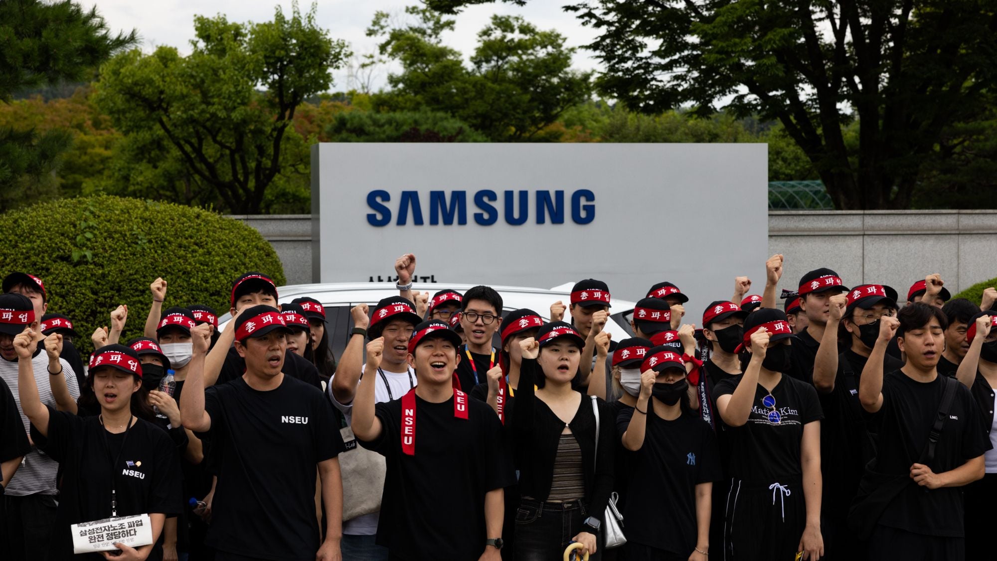 Image for article: Samsung holds desperate final talks with union over 18-day chip factory <b>strike</b> that could ...