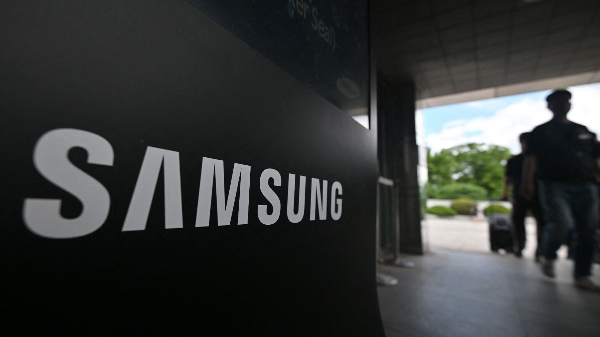 Image for article: Samsung averts strike action with AI-funded bonuses for chip workers