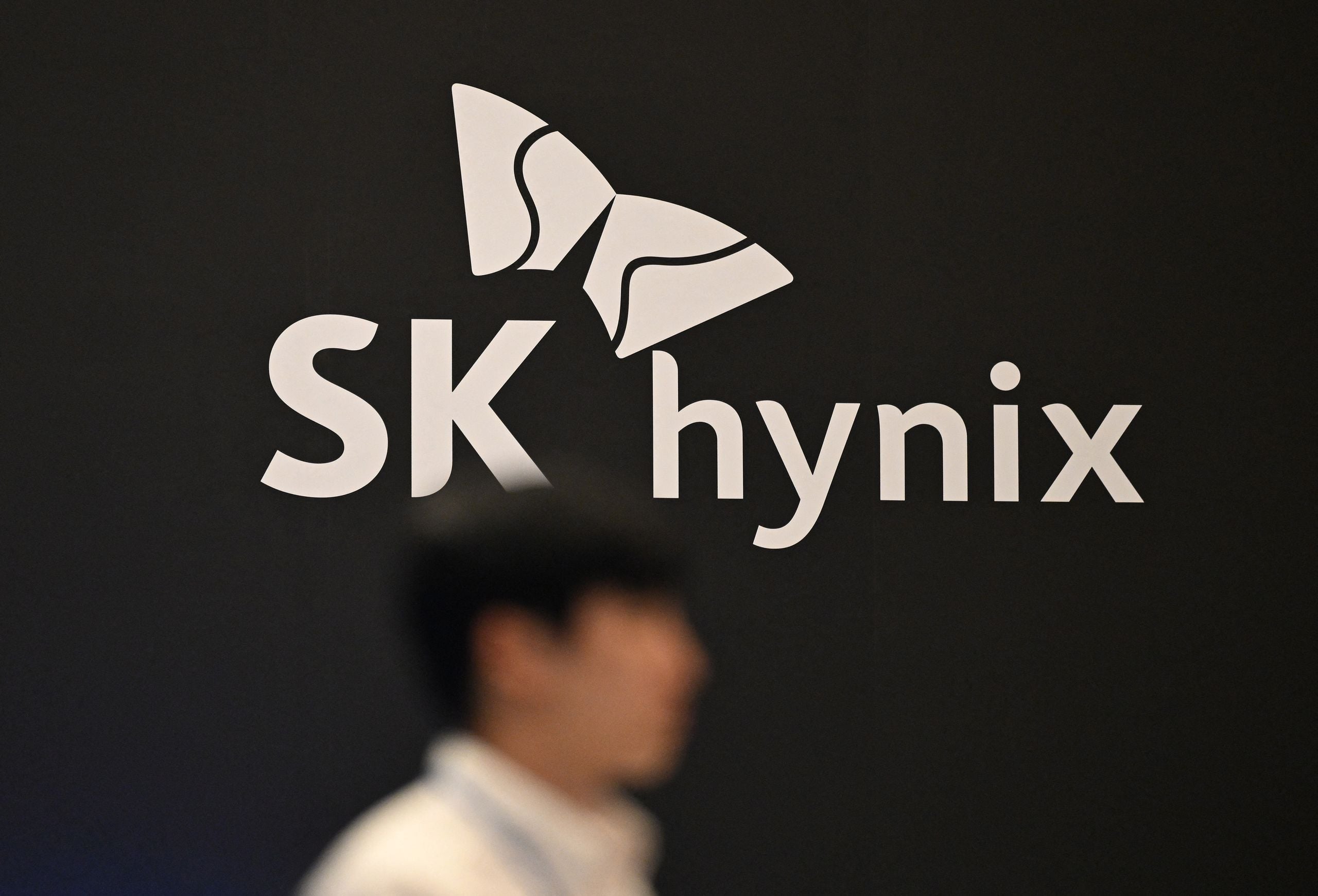 Image for article: Samsung and SK Hynix employees are reportedly abandoning overseas training programs to nab up to $400,000 performance bonuses &mdash; online dating grades rise as female members 'seeking out SK hynix employees'