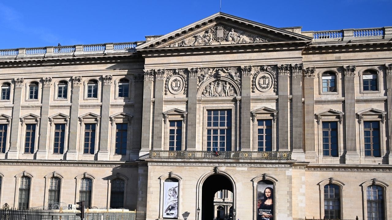 Image for article: Louvre workers announce strike over work conditions and security after $102M heist