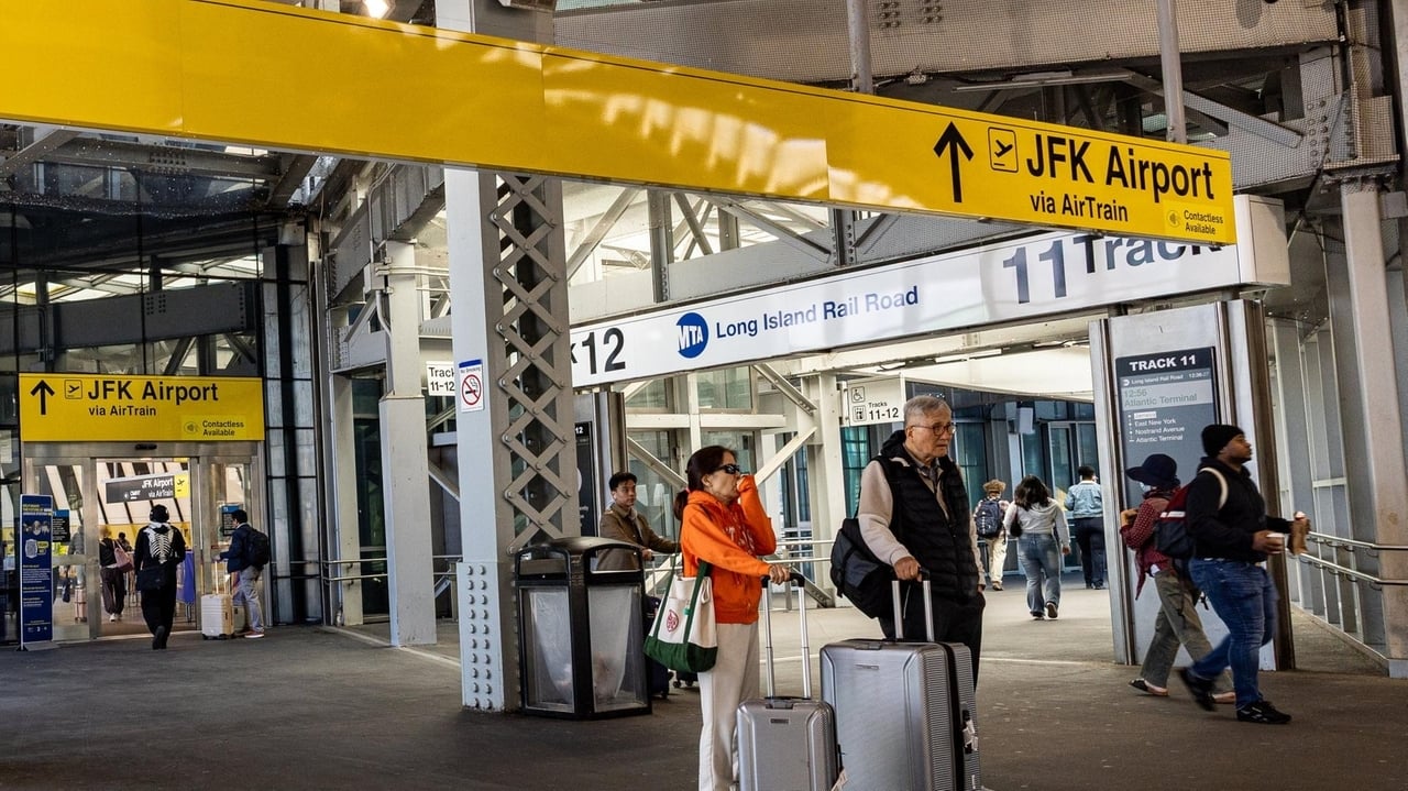 Image for article: MTA backs off LIRR work rule concessions in strike negotiations, sources say