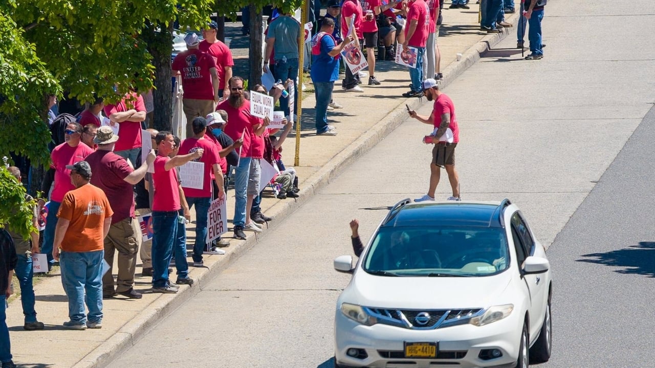 Image for article: Nearly 170 <b>striking</b> LIRR union <b>workers</b> earned more than $200,000 - Newsday