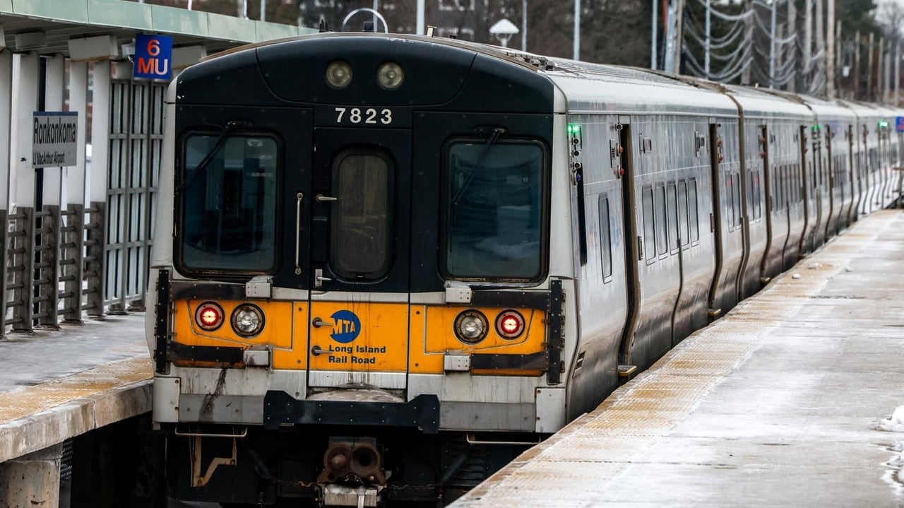Image for article: MTA says LIRR probationary <b>workers</b> will be fired if they <b>strike</b> - Newsday