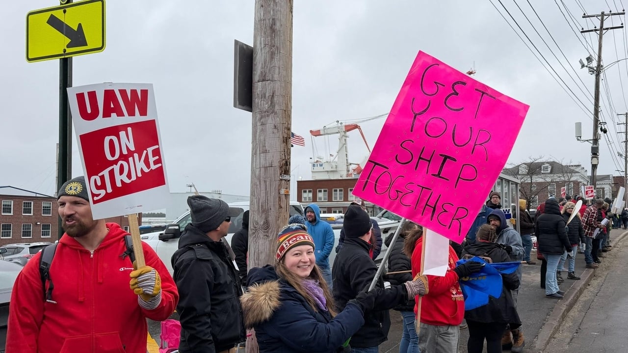 Image for article: Navy shipyard <b>workers</b> approve a contract deal with Bath Iron Works, ending weeklong <b>strike</b>