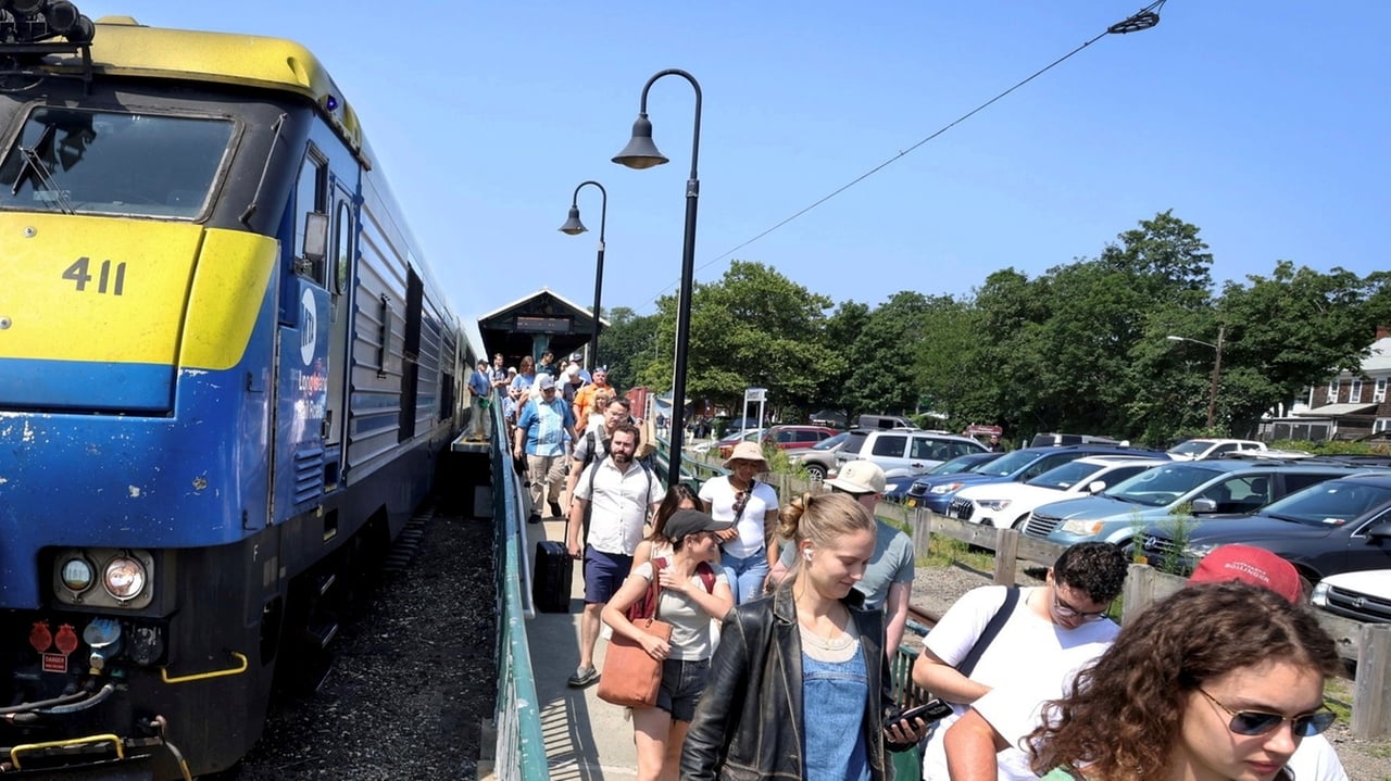 Image for article: Business groups call LIRR union raise requests 'economically unsustainable'
