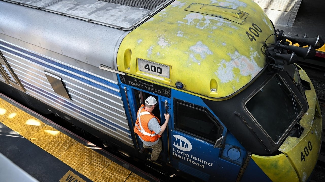 Image for article: LIRR strike deal gives unions 4.5% raise, extends contract 6 weeks