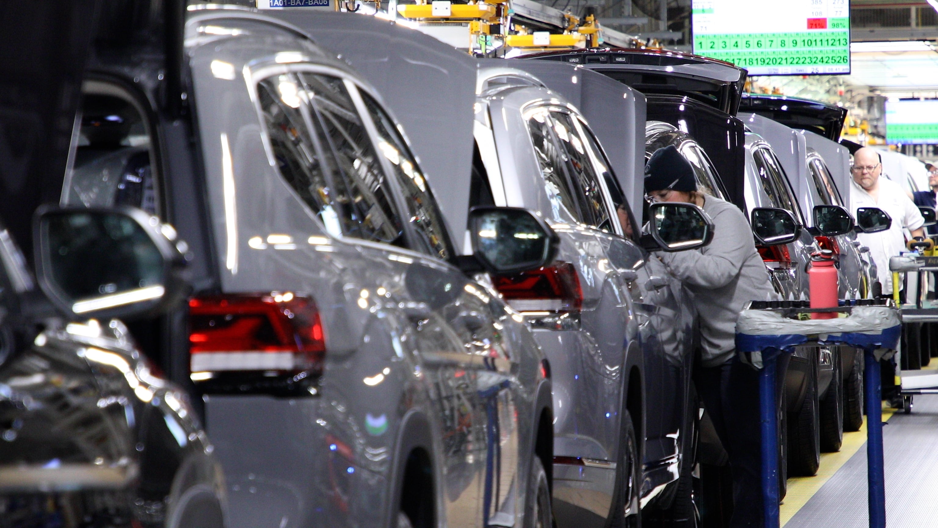 Image for article: VW <b>workers</b> in Chattanooga ratify first contract with UAW - Automotive News