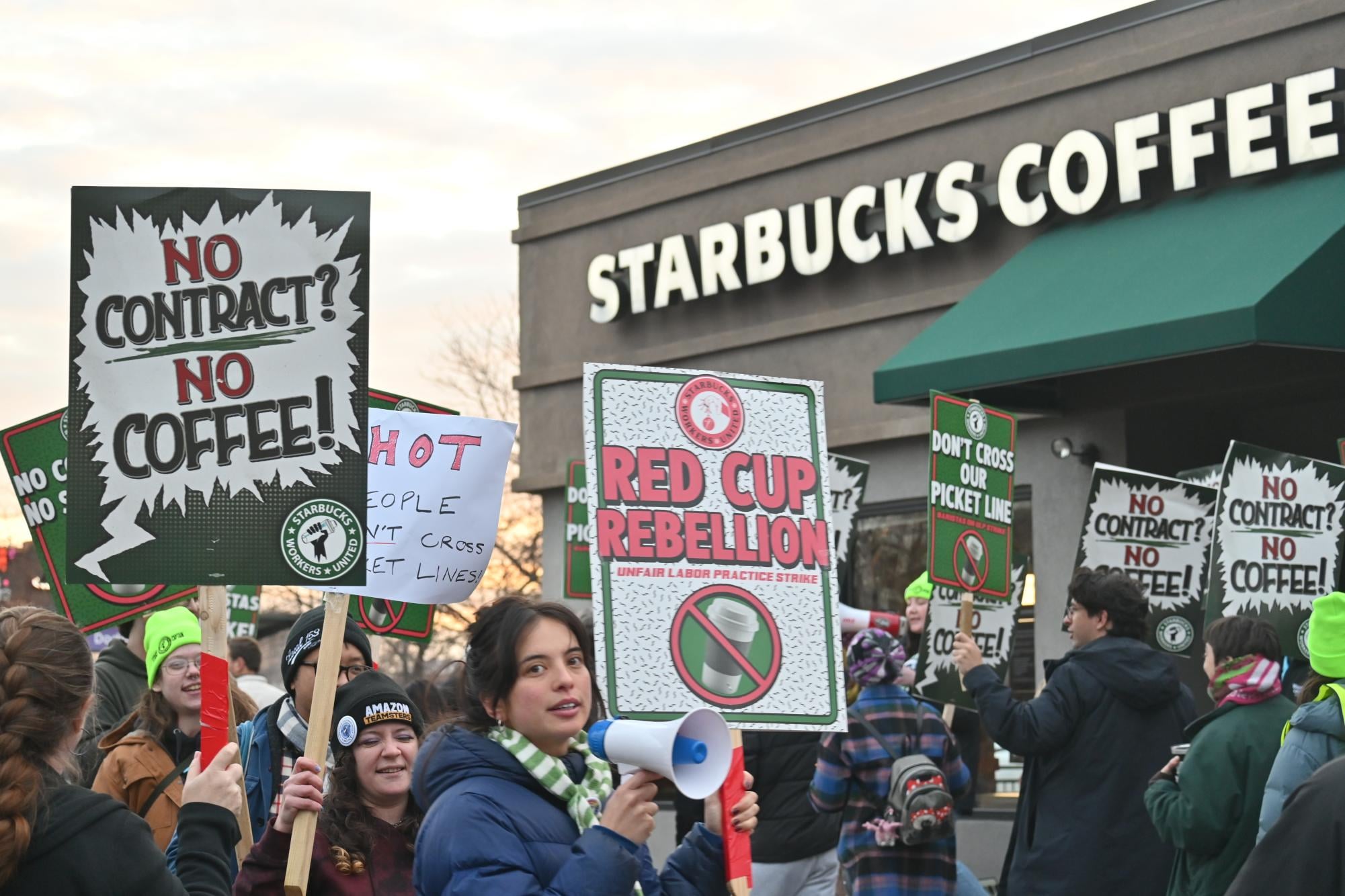 Image for article: Starbucks <b>workers</b>' union rallies in Evanston to finalize contract on company's biggest day of the year
