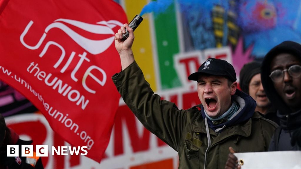 Image for article: Collections suspended as agency workers join Birmingham bin strike