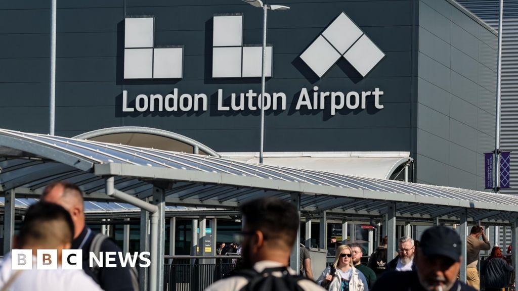 Image for article: London Luton Airport baggage handler strikes called off