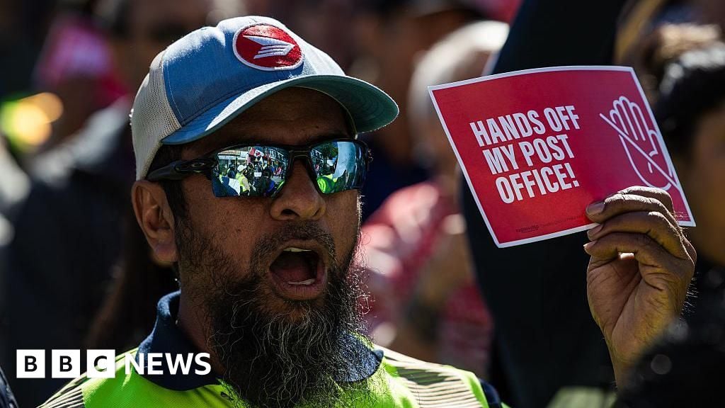 Image for article: Canada Post and union reach deal in principle to end <b>strike</b> - BBC