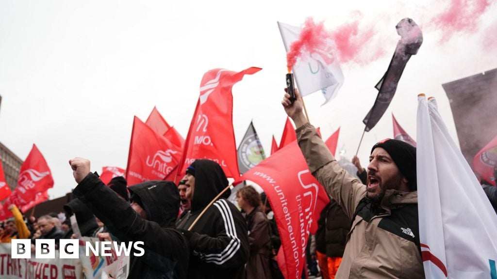 Image for article: Birmingham bin workers vote to extend strike into September