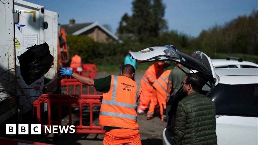 Image for article: Union slams 'ridiculous' fortnight Birmingham bin collection plan - BBC