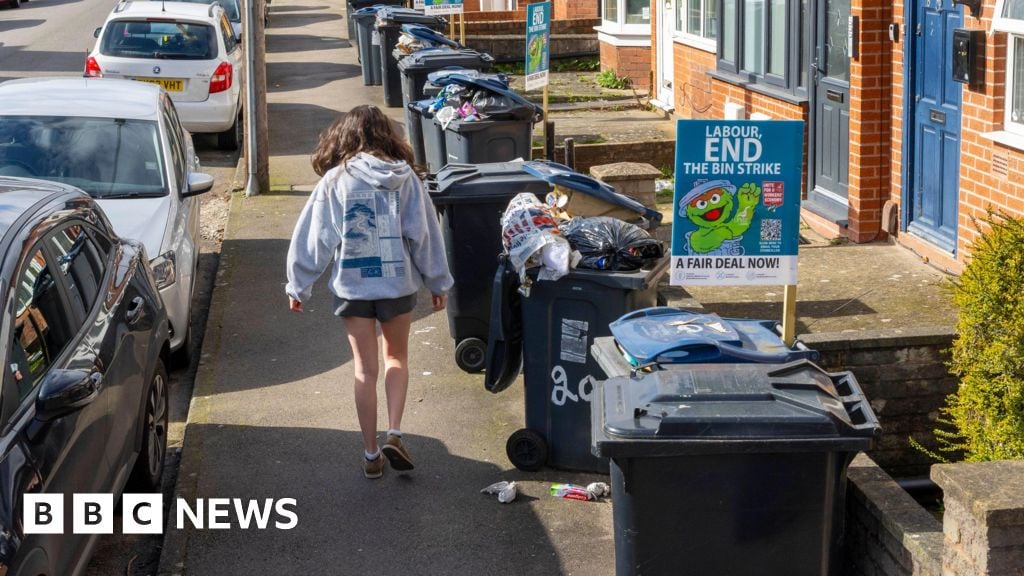 Image for article: Deal 'within sight' to end Birmingham bin strike
