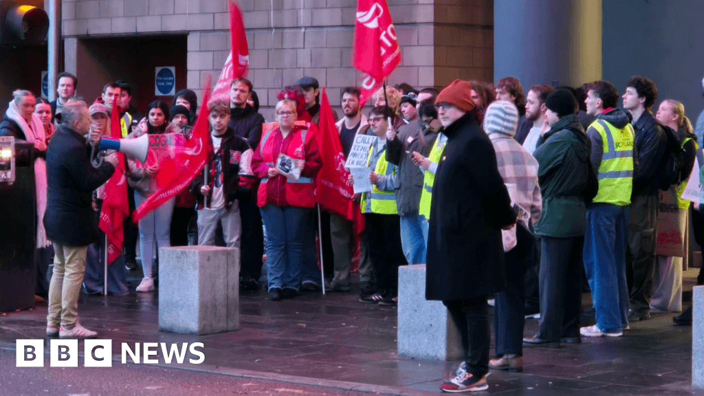 Image for article: Vue cinema staff go on strike in Glasgow over work conditions
