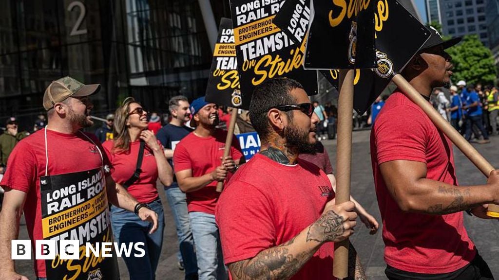 Image for article: New York rail workers' strike continues as commuters brace for Monday chaos