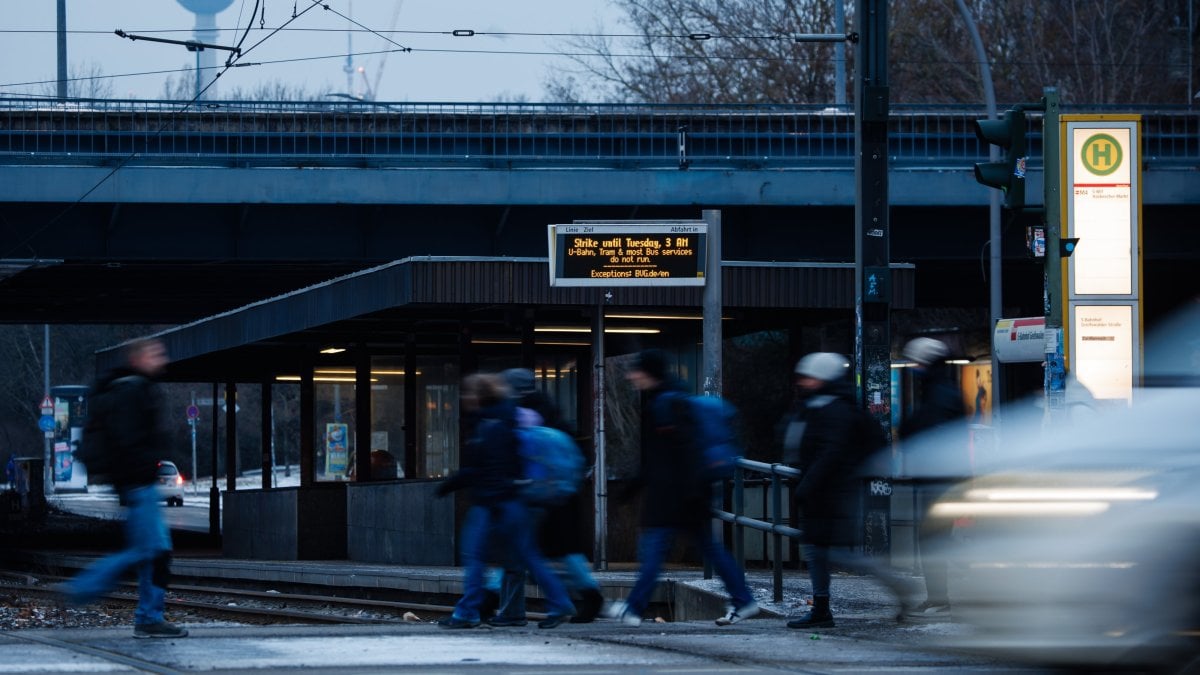 Image for article: Germany paralyzed as tens of thousands of transport <b>workers</b> walk off job | Daily Sabah