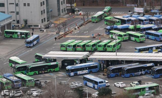 Image for article: Commuters advised to brace for disruptions as unionized bus workers strike looms