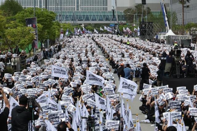 Image for article: Strike could deal heavy blow to Samsung, academic warns