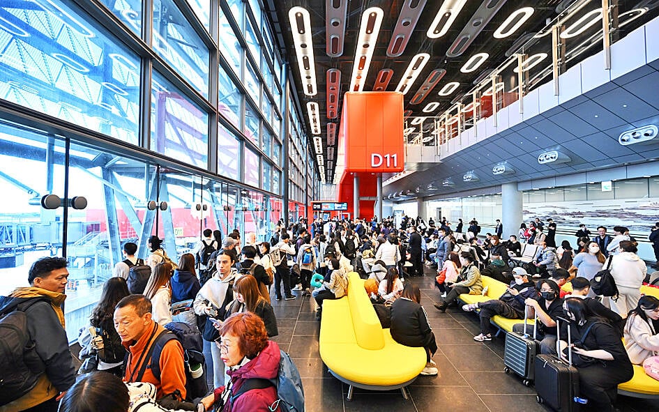 Image for article: Strike hits New Zealand-bound holiday travelers