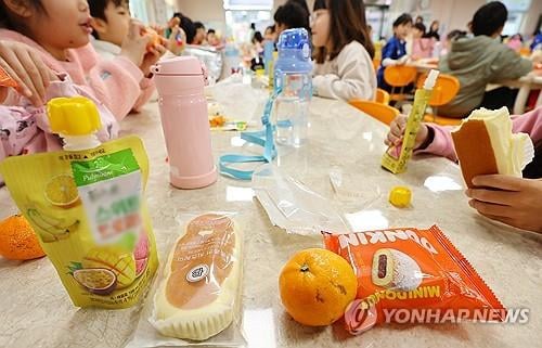 Image for article: Nonregular school <b>workers</b> launch relay <b>strike</b> nationwide - Korea JoongAng Daily