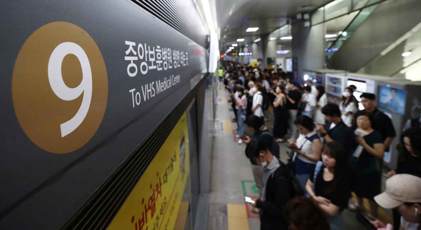 Image for article: Subway Line No. 9, Korail unions call off strike after reaching tentative agreement