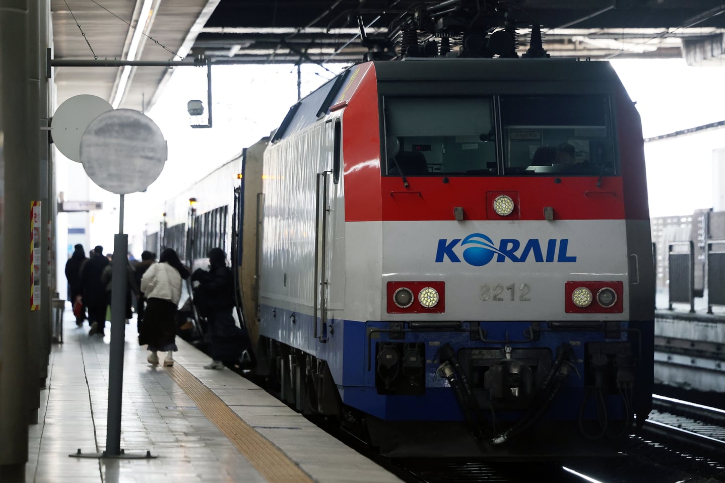 Image for article: Rail workers' union to strike Tuesday over gov't limit on Korail’s bonus calculation