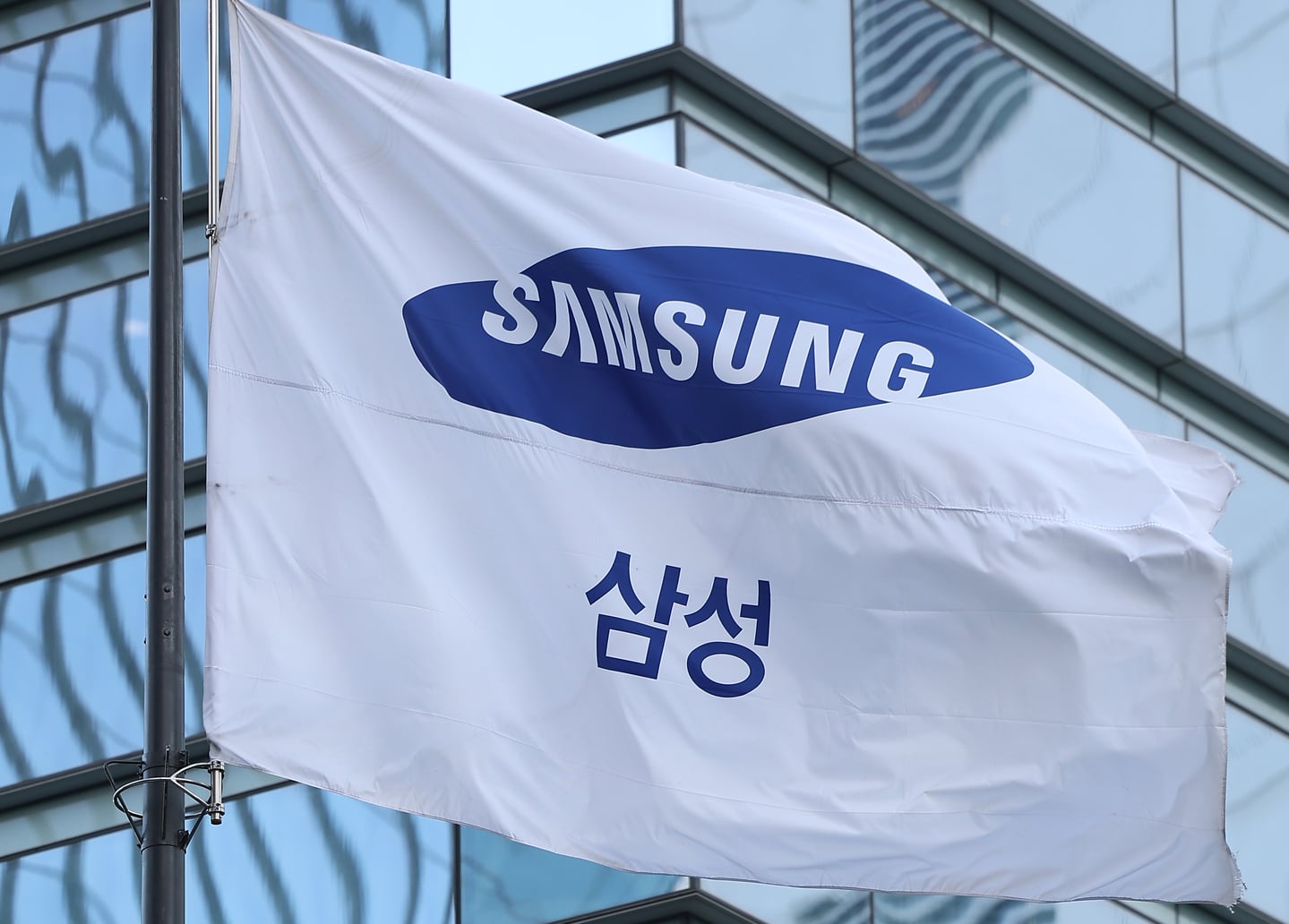 Image for article: Samsung unionized workers meet co-CEO ahead of proposed strike