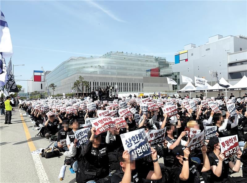 Image for article: Samsung is making record profits. But why are employees leaving in droves for a key competitor?