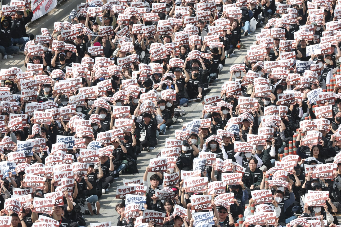 Image for article: Samsung Electronics top management calls for dialogue as workers threaten strike