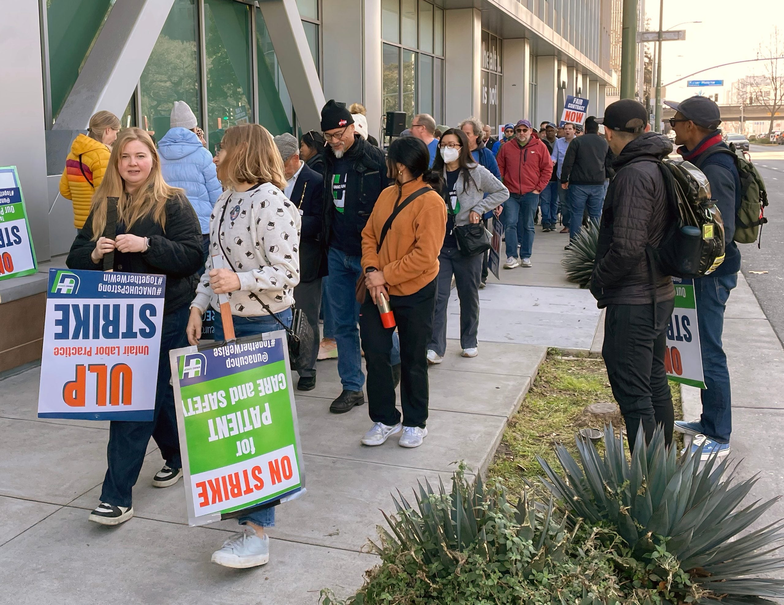 Image for article: Hundreds of Bay Area Kaiser health <b>workers</b> join picket line demanding fair contract