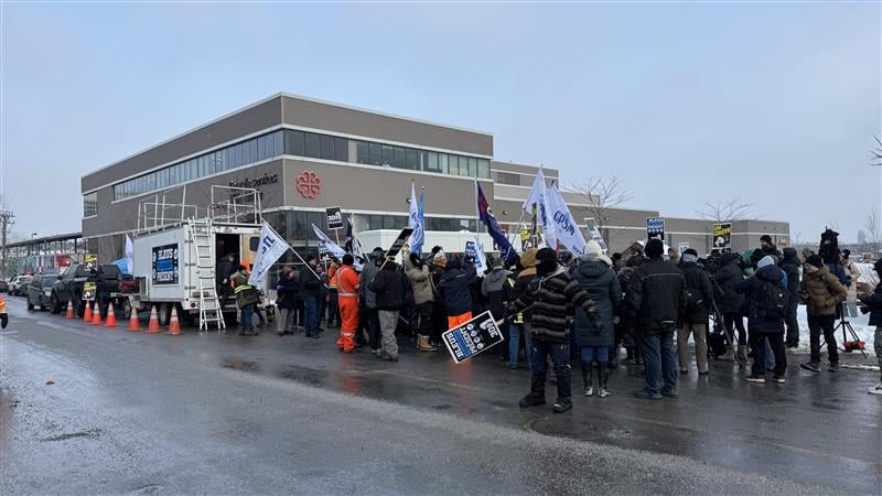Image for article: Montreal’s blue-collar workers on 24-hour strike, essential services maintained