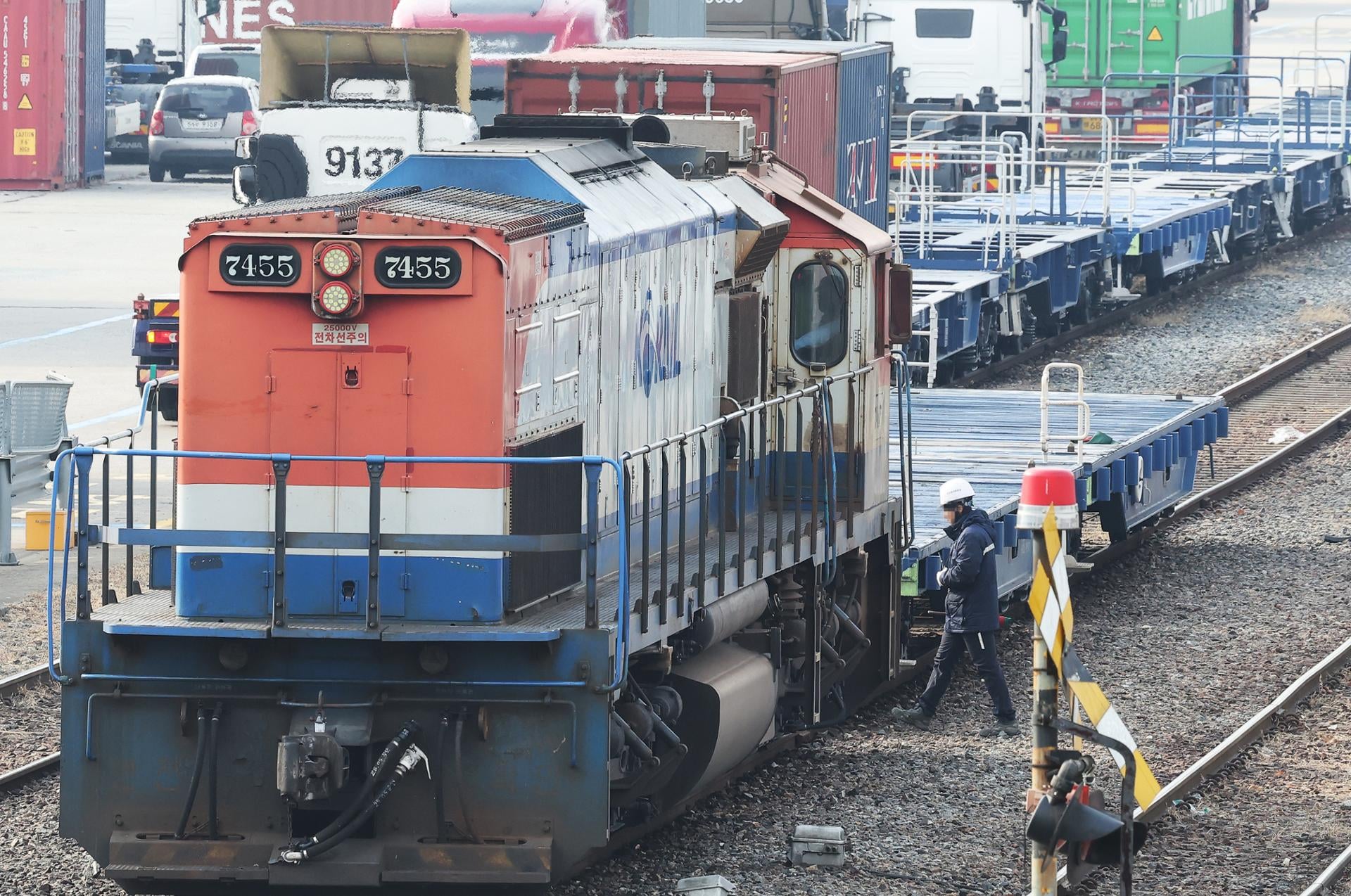 Image for article: Unionized rail workers to launch indefinite strike as wage talks break down