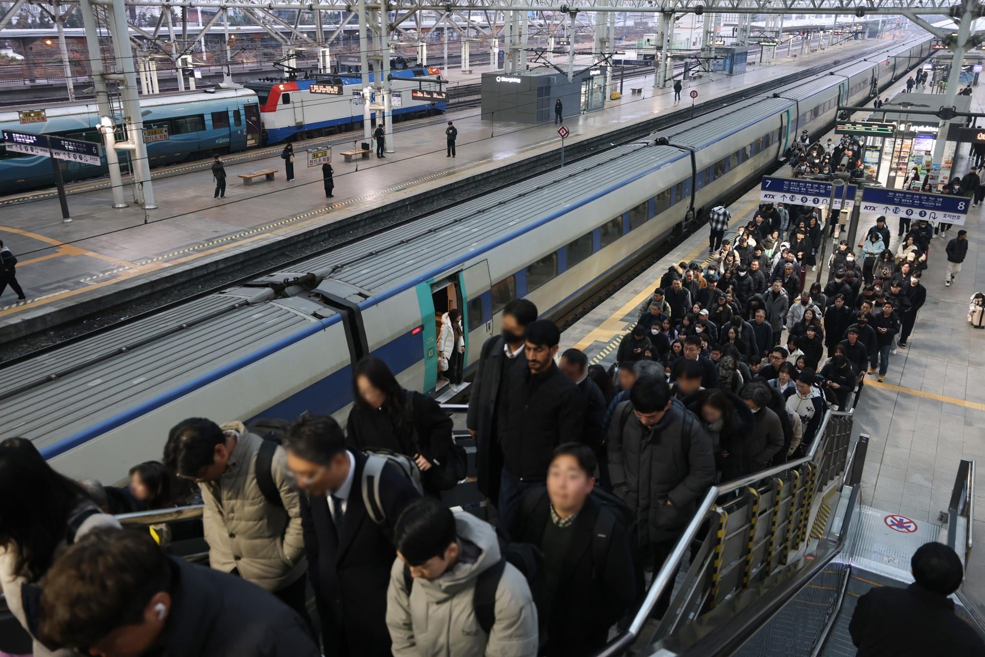 Image for article: Unionized rail workers shelve plan to strike