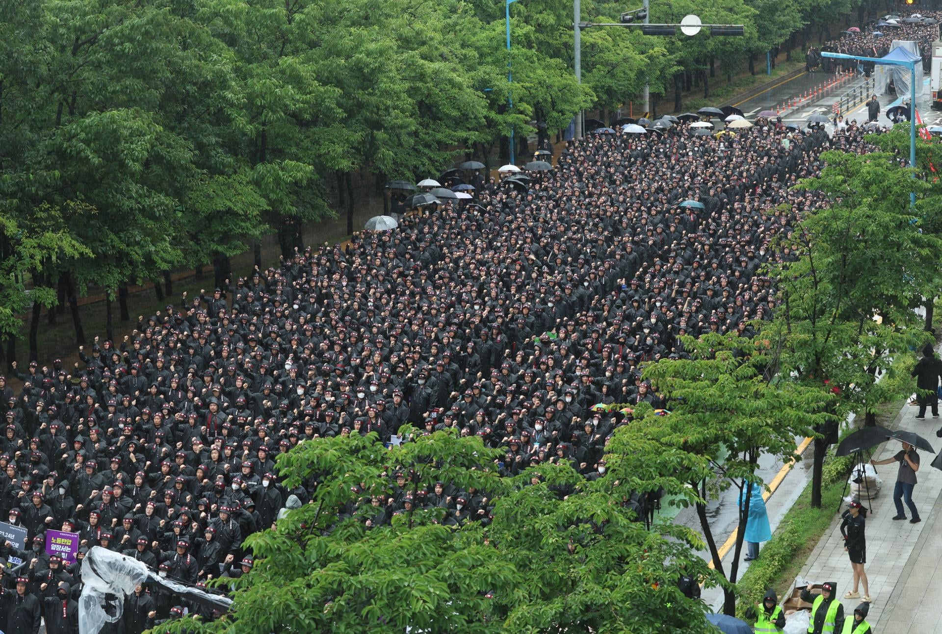 Image for article: Samsung Electronics unionized <b>workers</b> to vote on <b>strike</b> amid controversy over disadvantages