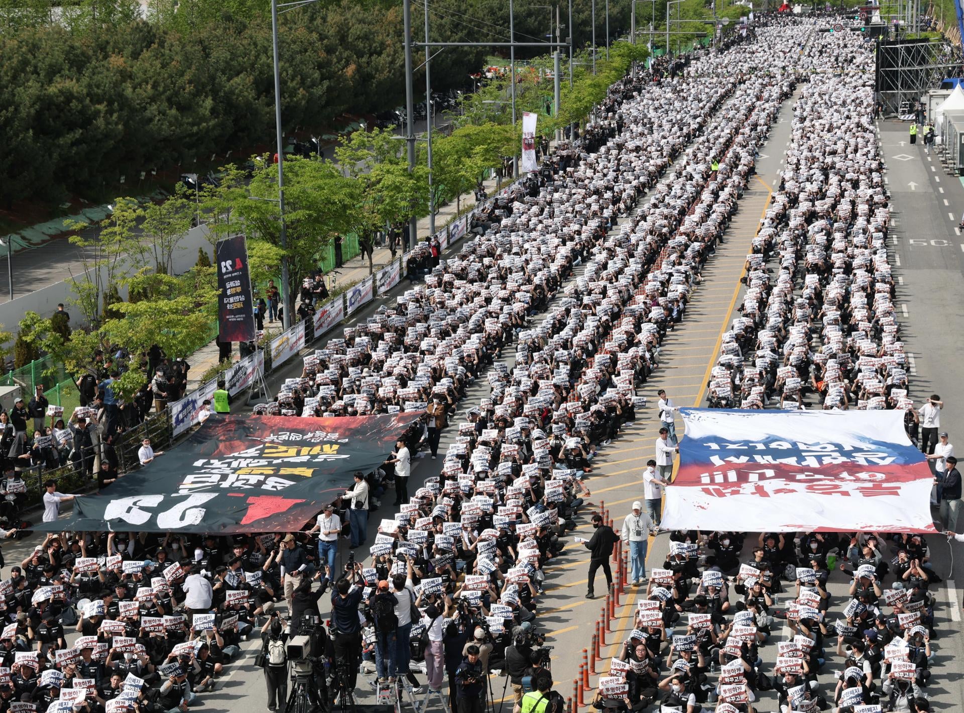 Image for article: Samsung Electronics board chair warns of economic fallout from planned strike