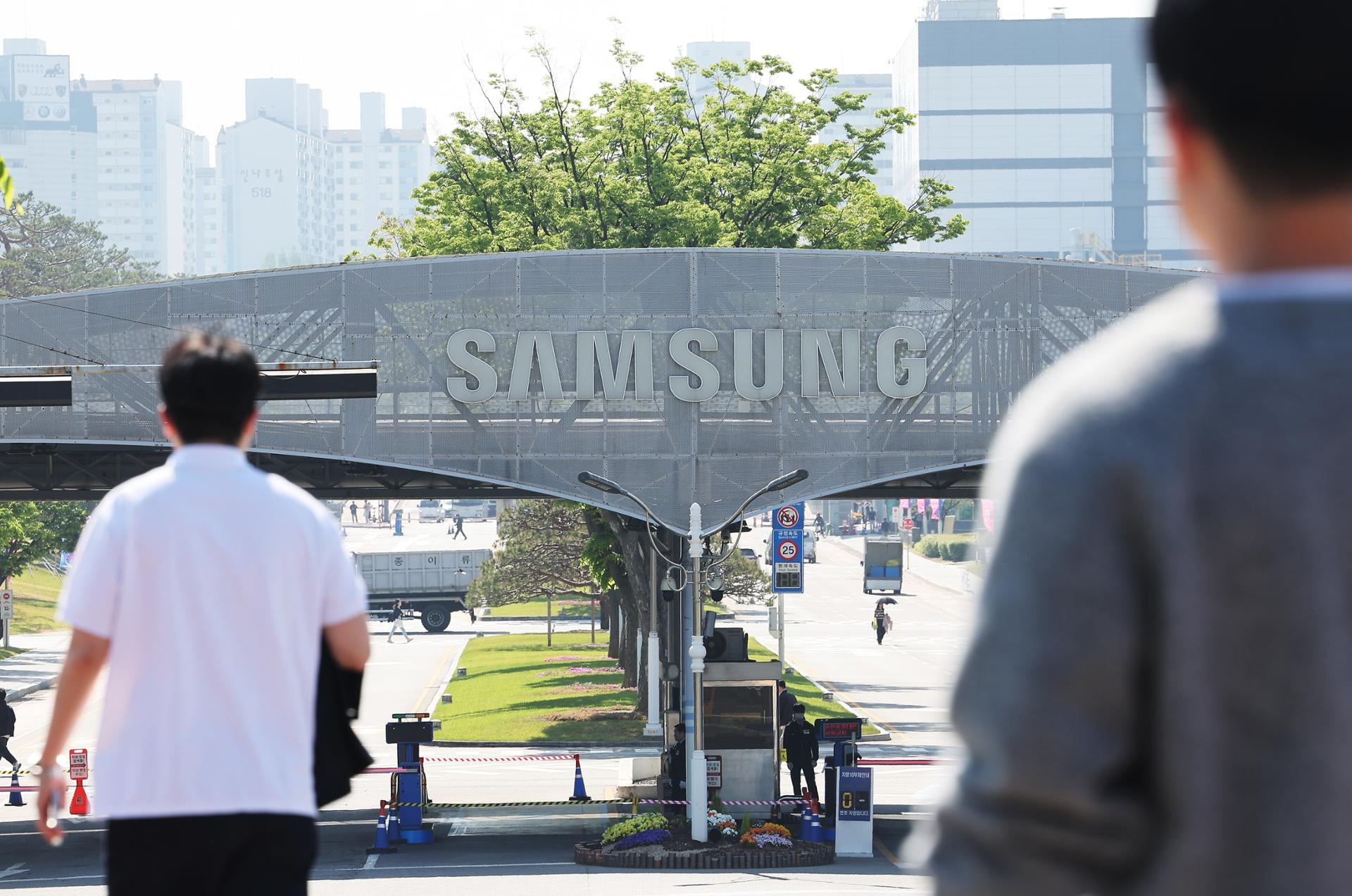 Image for article: Samsung Electronics top management calls for dialogue as workers threaten strike