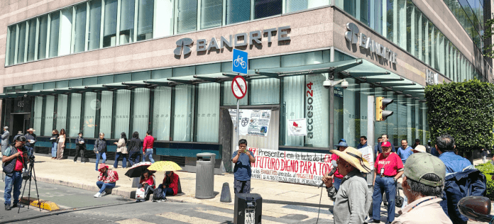 Image for article: Thousands of workers from the National Coordination of Education Workers (CNTE) protest in Mexico City