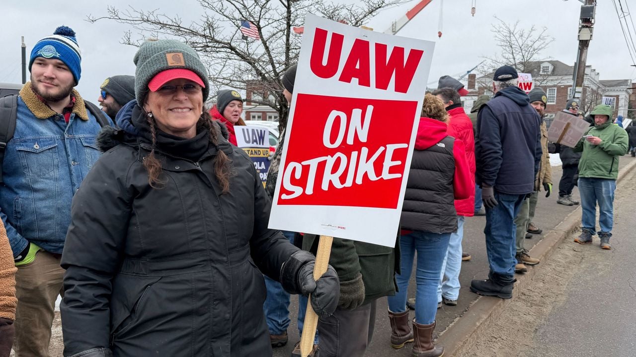 Image for article: Navy shipyard workers approve a contract deal with Bath Iron Works, ending weeklong strike