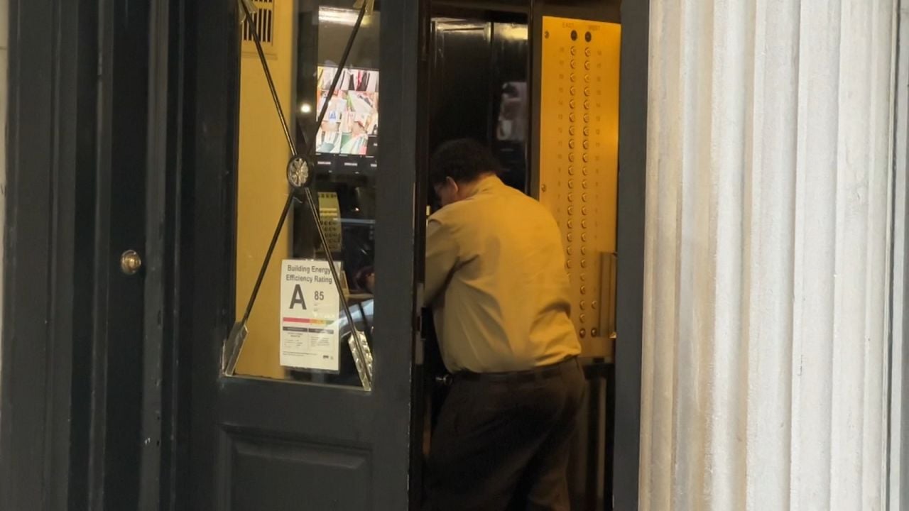 Image for article: Thousands of building workers prepare for possible strike as contract deadline nears