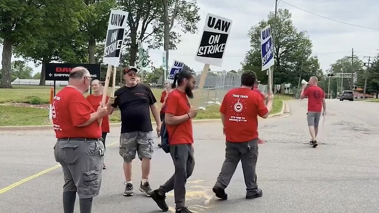Image for article: American Axle workers reach tentative contract agreement
