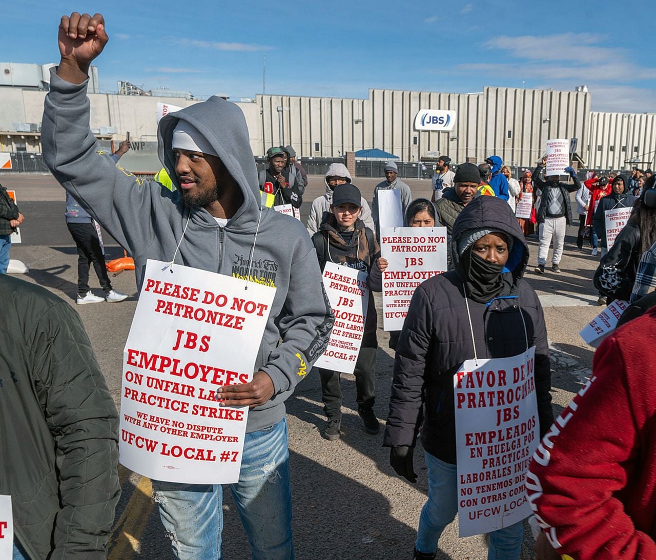 Image for article: Workers' strike at one of the largest US meatpacking plants will continue for a 3rd week